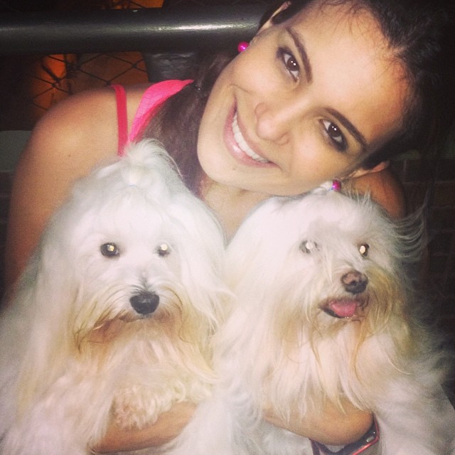 Kamilla Salgado paparica seus pets nas redes sociais