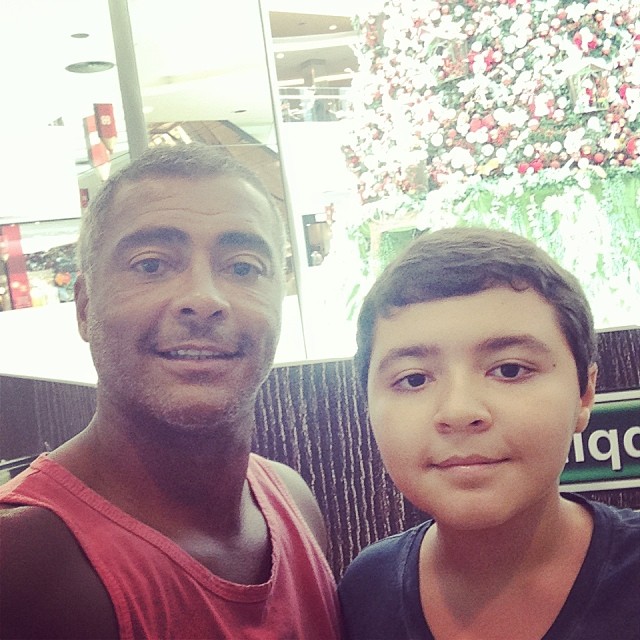 Romário passeia com o filho por shopping carioca