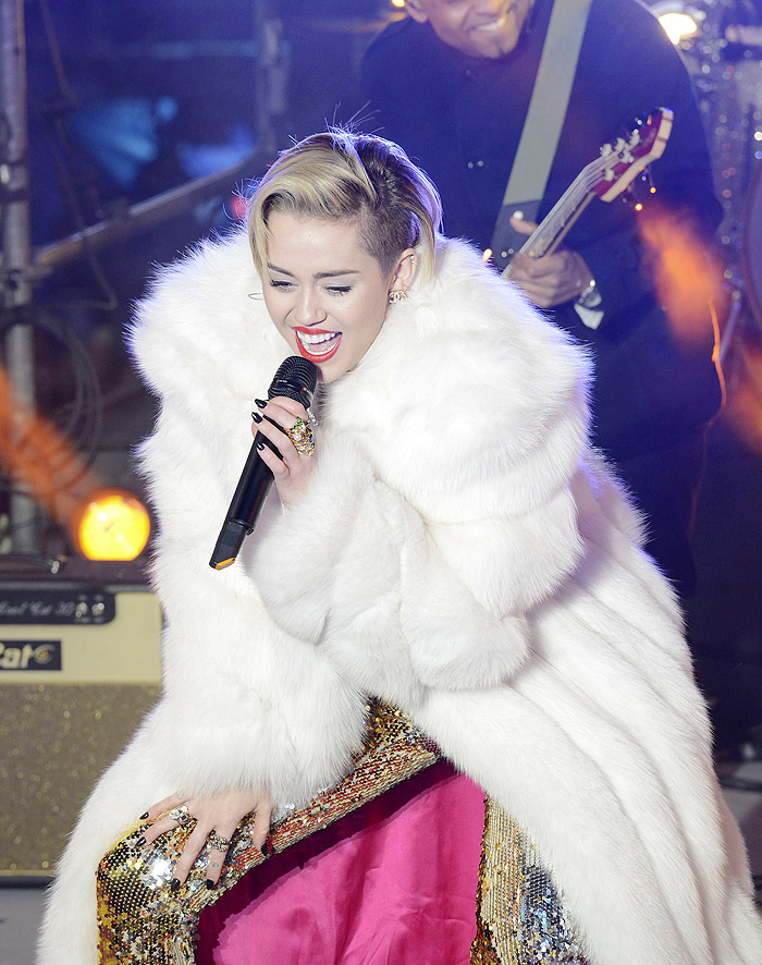 Miley Cyrus se apresenta de casacão em festa de Ano Novo na Times Square