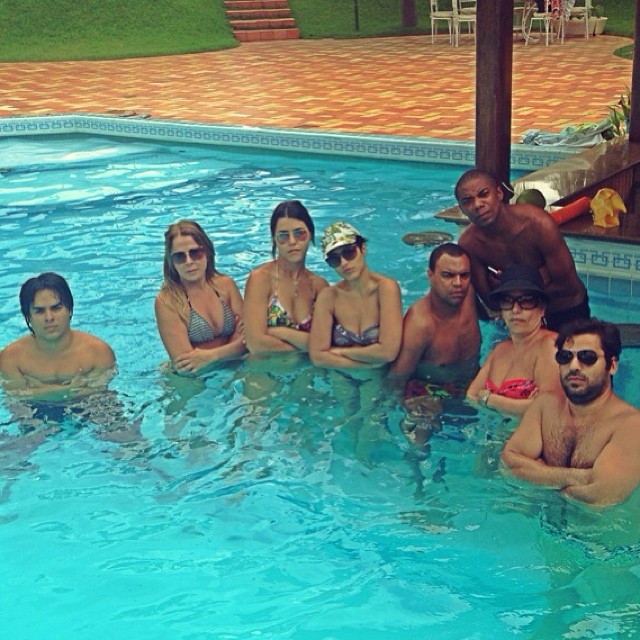 Em Goiás, Camilla Camargo se diverte com amigos na piscina