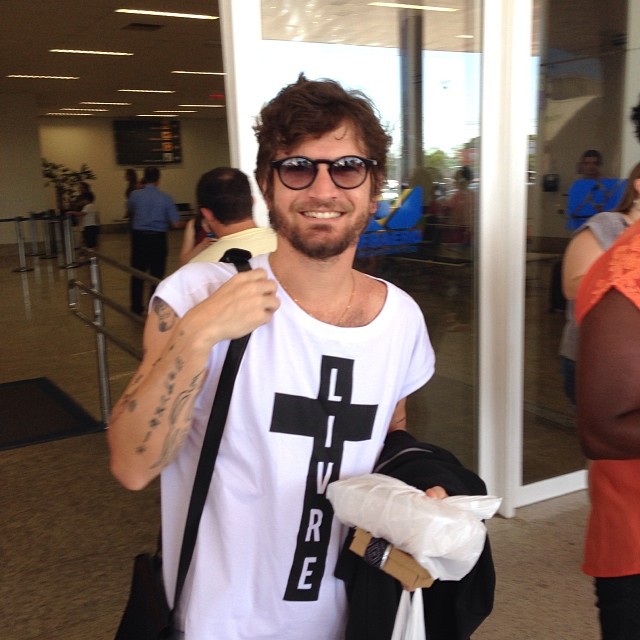 Saulo Fernandes desembarca em aeroporto de Vitória para show