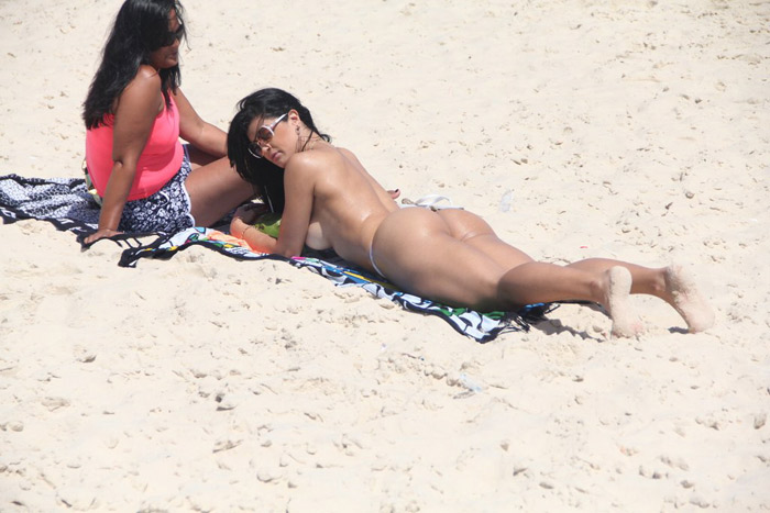  Camila Vernaglia faz top less na praia da Barra da Tijuca, no Rio