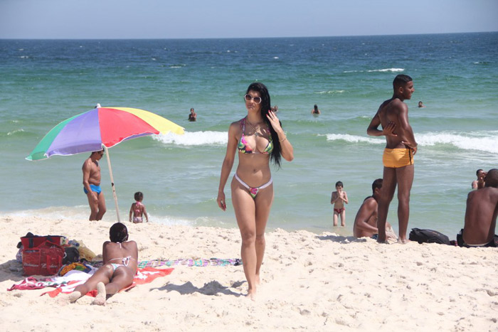  Camila Vernaglia faz top less na praia da Barra da Tijuca, no Rio