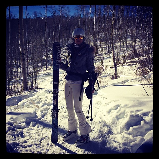Luciana Gimenez esquia durante as férias nos Estados Unidos