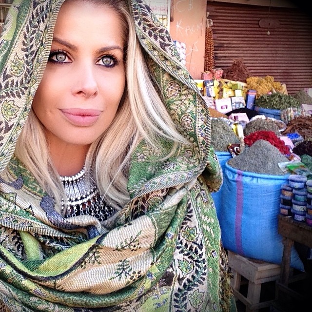 Karina Bacchi passeia de lenço pelas ruas de Marrakech