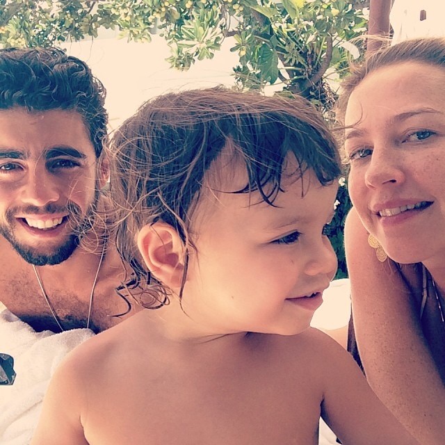 Luana Piovani e Pedro Scooby curtem dia de piscina depois de férias em Fernando de Noronha