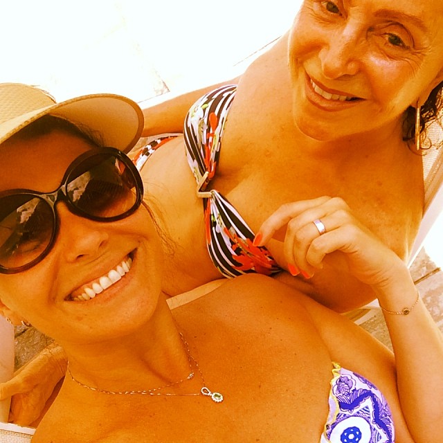 Giovanna Antonelli curte praia com a mãe
