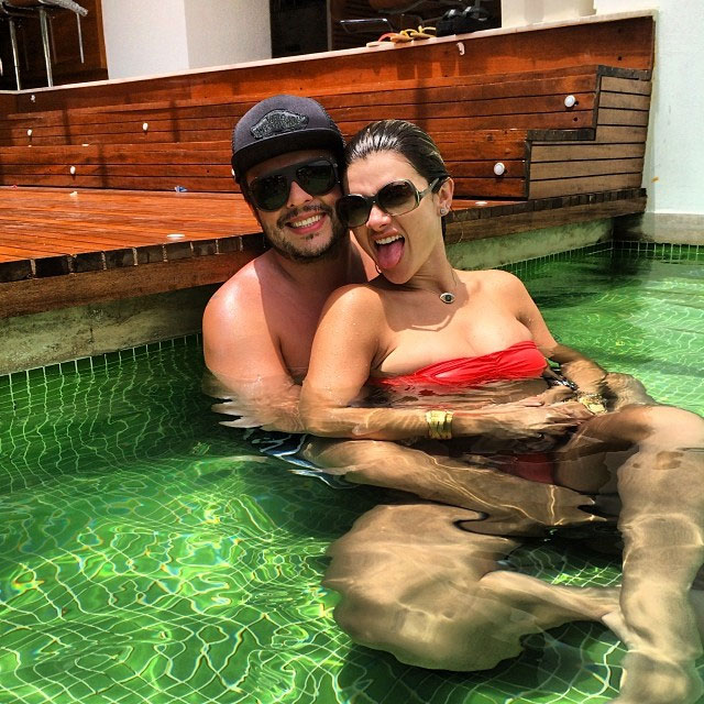 Mirella Santos namora dentro da piscina com Ceará, em Angra dos Reis