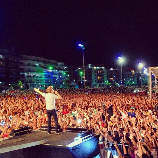 Michel Teló agradece carinho de  público em show de Cabo Frio