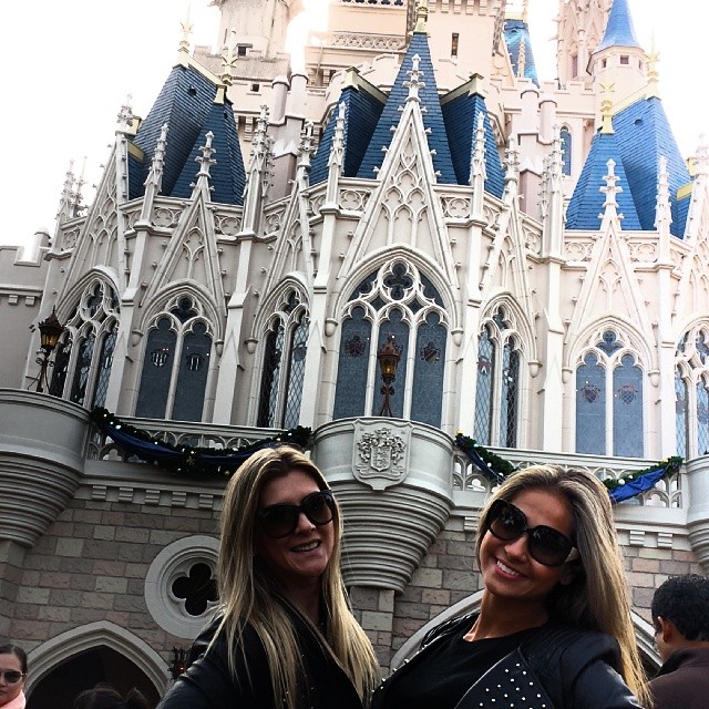 Mayra Cardi posa em frente ao Castelo da Cinderela, na Disney