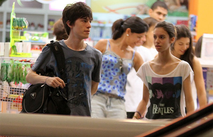 Thales Cabral faz compras em shopping no Rio