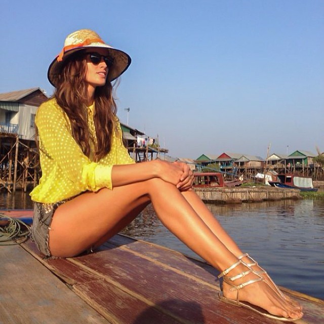 Izabel Goulart visita casas flutuates no Camboja