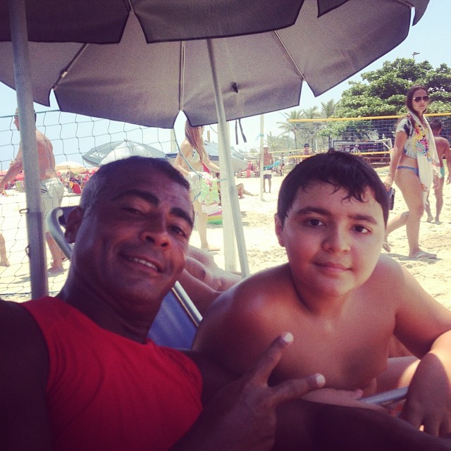 Romário passeia com o filho por praia carioca