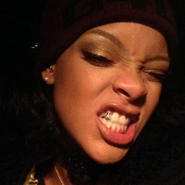 Rihanna exibe o seu acessório de ouro nos dentes