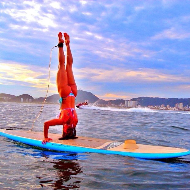 Thais Bianca mostra equilíbrio ao plantar bananeira em stand up paddle