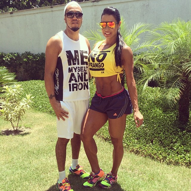 Gracyanne Barbosa e Belo posam para foto antes de corrida