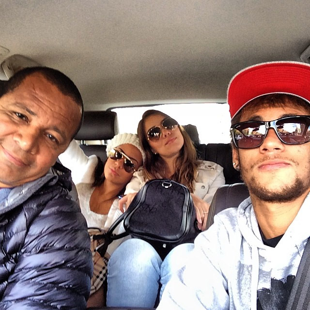 Neymar posta foto indo almoçar com a família