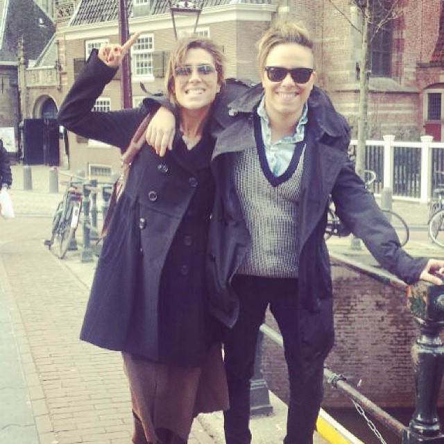 Maria Gadú e Lua Leça passeiam pelas ruas de Amsterdã. Leia em O Fuxico!