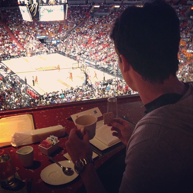 Rodrigo Faro pede café durante jogo de basquete em Miami
