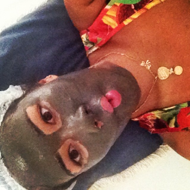 Jakeline Leal faz limpeza de pele com lama e compartilha imagem nas redes sociais