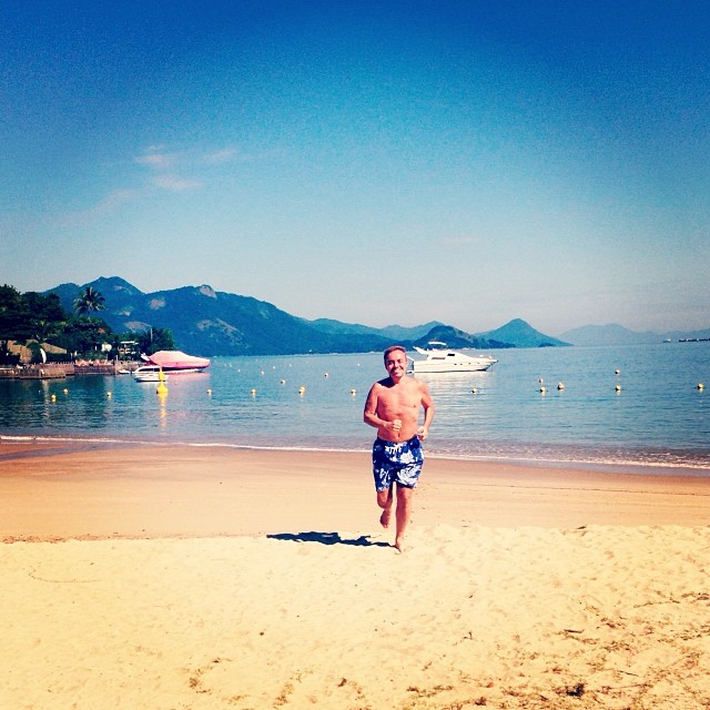 Gugu Liberato corre em praia do Guarujá