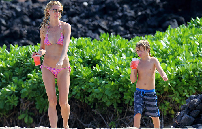 Gwyneth Paltrow mostra o corpo em forma em dia de praia com a família
