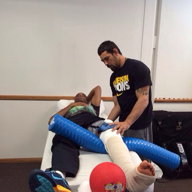 Anderson Silva posta foto na fisioterapia e promete que vai se recuperar