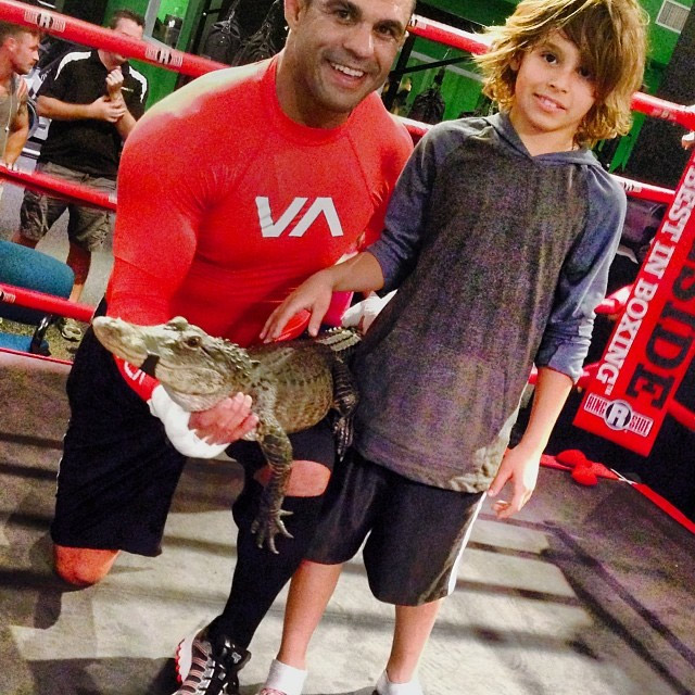 Vitor Belfort e o filho posam para foto com pequeno crocodilo
