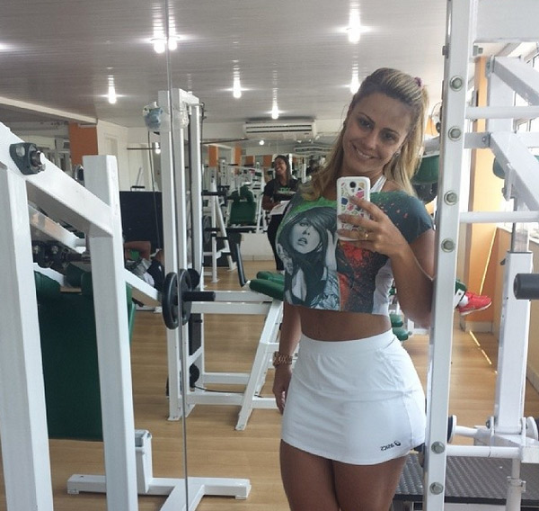 Viviane Araújo usa sainha branca para malhar