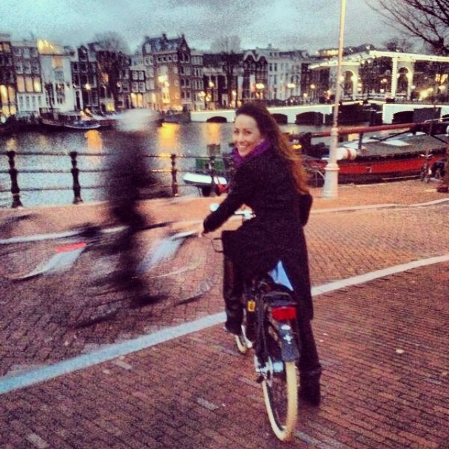 Sabrina Sato passeia de bicicleta por Amsterdã