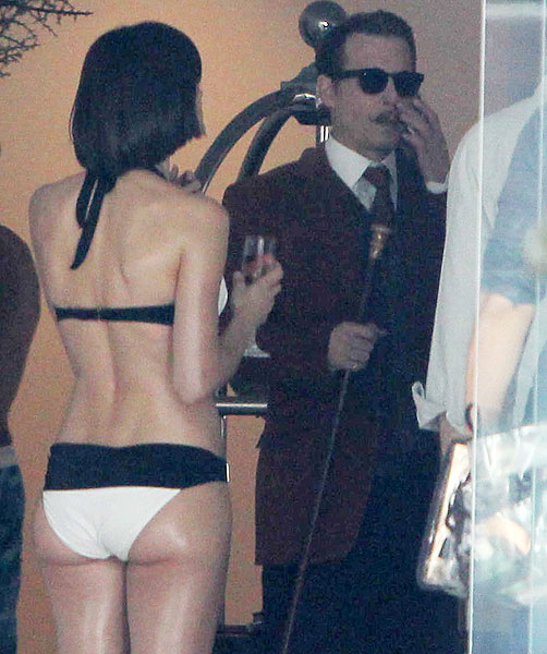 Johnny Depp roda cenas de seu novo filme com mulheres de biquíni