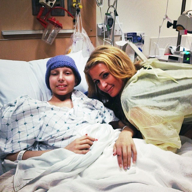Paris Hilton faz visita especial à fã em hospital de Los Angeles