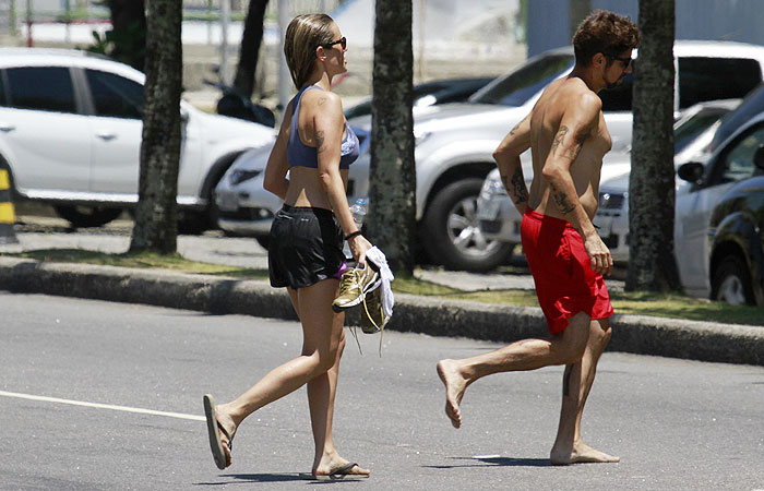 Juliana Didone se exercita e se refresca na Barra da Tijuca