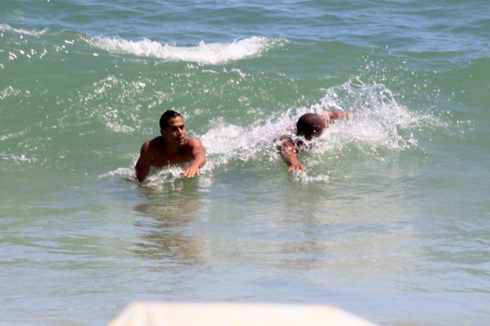 Micael Borges exibe corpo em forma durante passeio pela praia