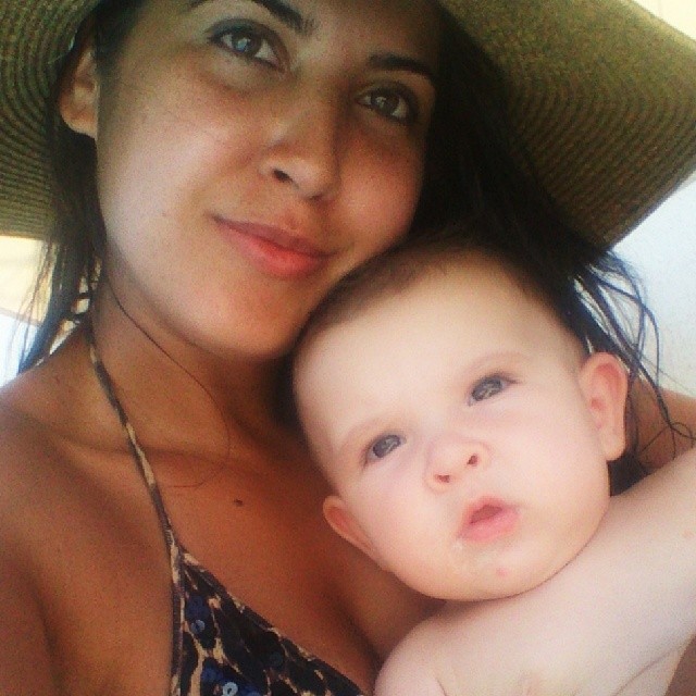 Priscila Pires curte fim de tarde com o filho na piscina