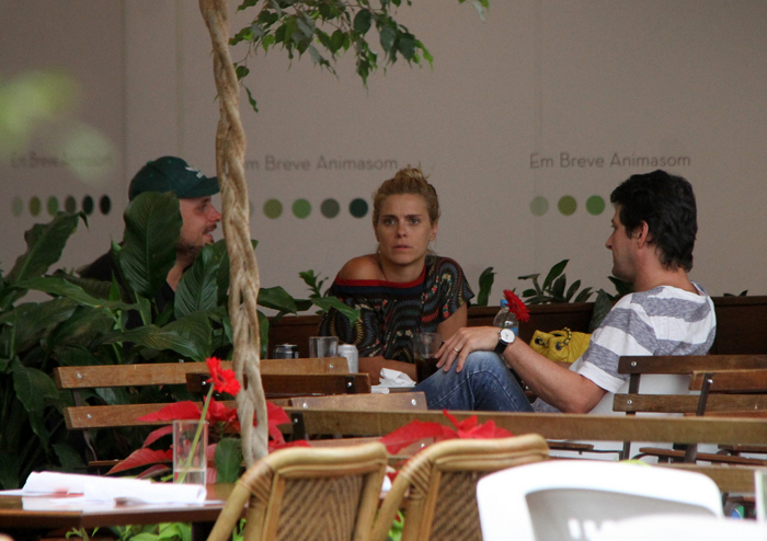 Carolina Dieckmann almoça com atores no Rio de Janeiro
