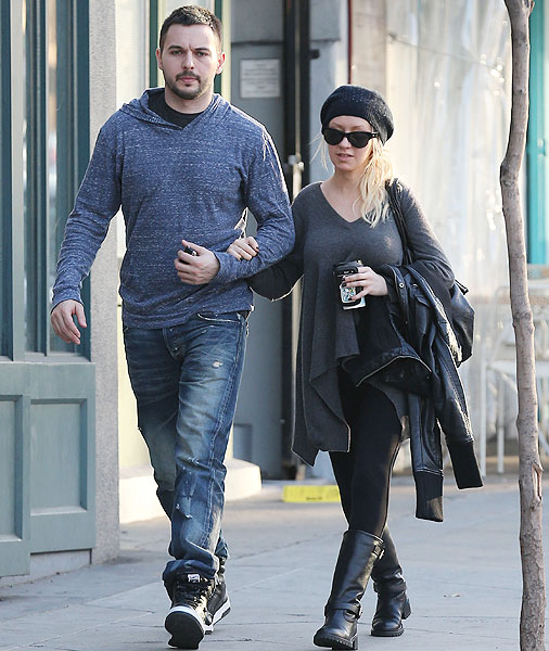 Christina Aguilera passeia de braços dados com o namorado