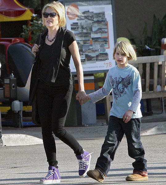 Sharon Stone e o filho usam corte de cabelo iguais