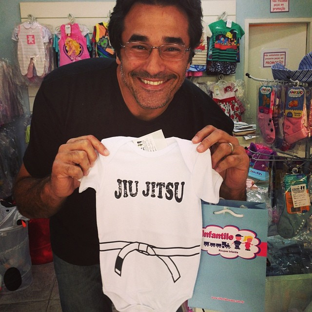 Luciano Szafir compra roupinha de jiu-jitsu para o filho