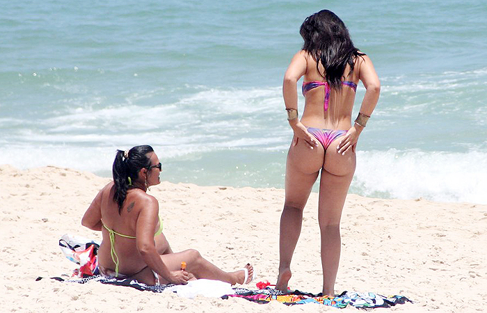 Mari Silvestre, do Caldeirão do Huck, exibe o corpão em praia do Rio