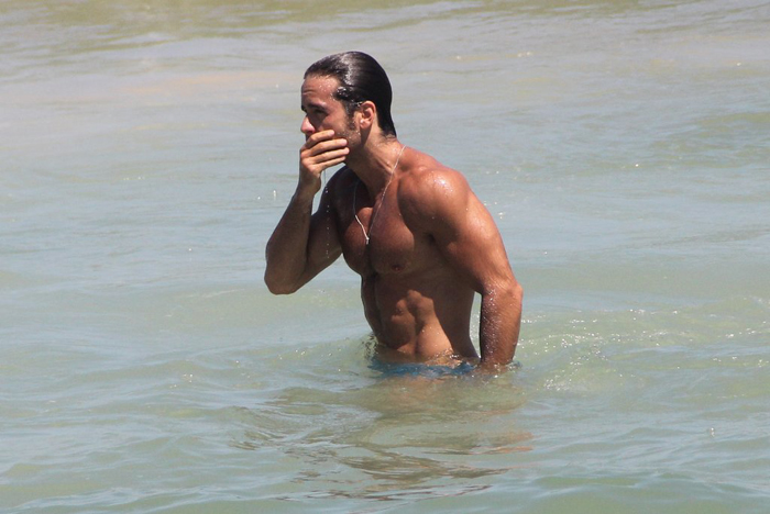 Marcos Pitombo exibe a barriga tanquinho na praia do Leblon