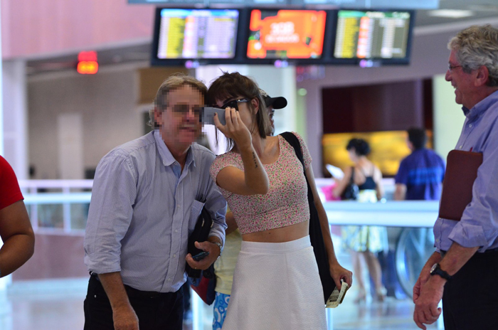Maria Casadevall surge toda estilosa em aeroporto no Rio