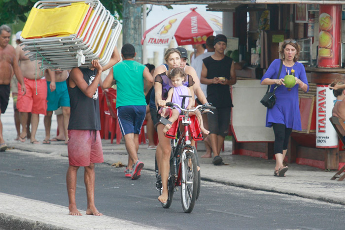 Grazi Massafera passeia de bicicleta com a filha na Barra da Tijuca