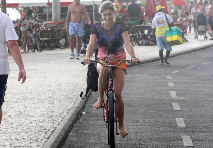 Grazi Massafera pega bicicleta de fotógrafo