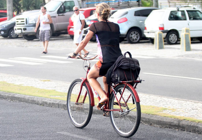 Grazi Massafera pega bicicleta de fotógrafo