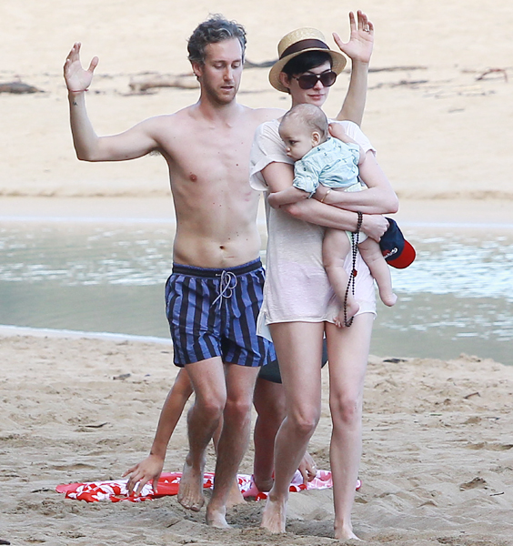 Após susto, Anne Hathaway volta à praia com marido e bebê