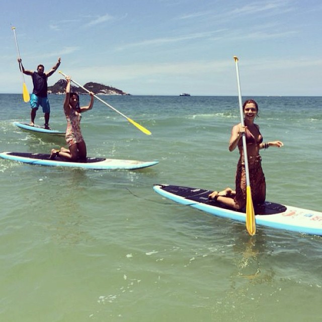Grazi Massafera e Anna Lima praticam Stand Up Paddle no Rio
