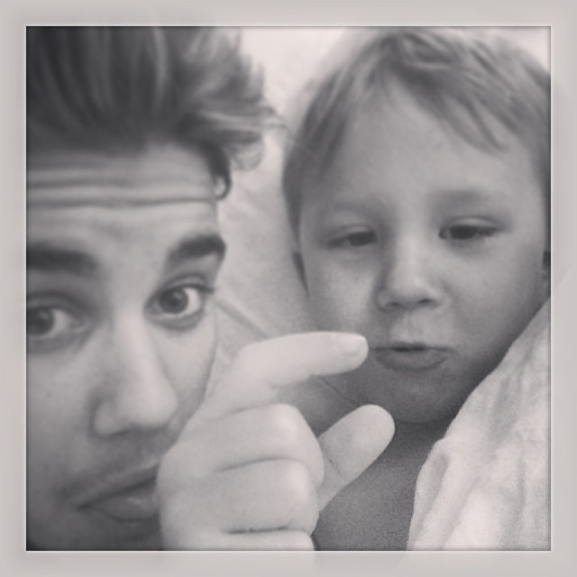 Justin Bieber brinca com irmão caçula nas redes sociais