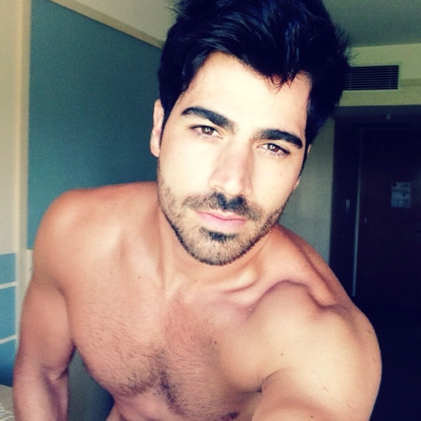 Rodrigão se despede das férias e posta foto sem camisa no Instagram