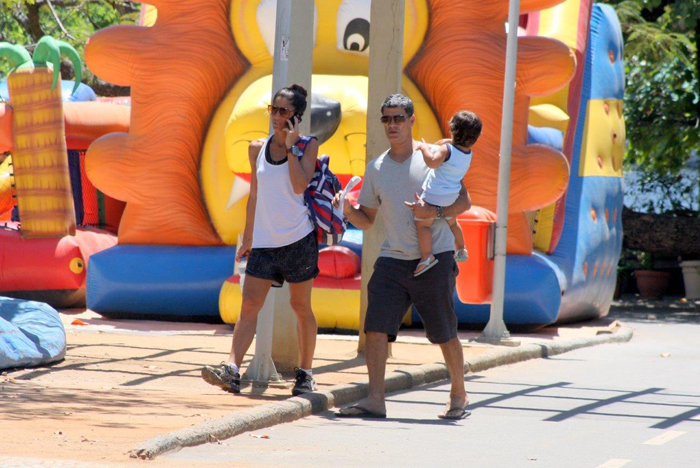 Eduardo Moscovis e Cinthia Howlett se divertem com o filho na Lagoa Rodrigo de Freitas